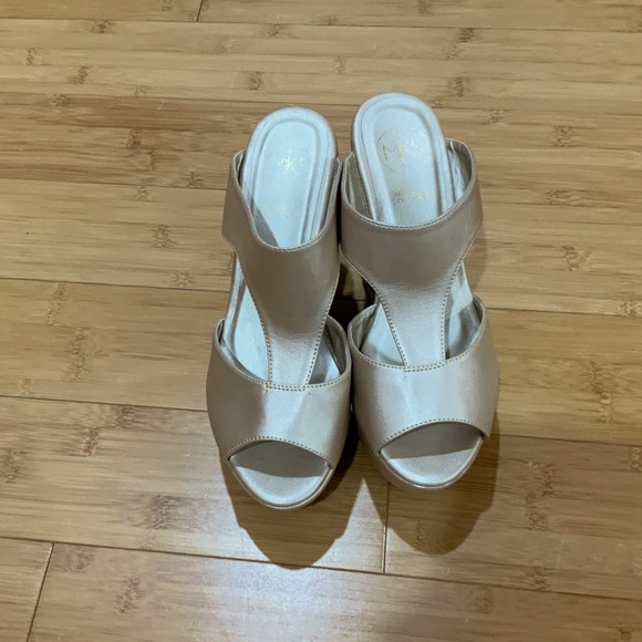 NWOT  subtle shimmer platforms - Picture 8 of 15